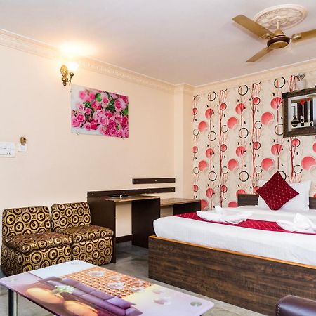 Apples Balaji Inn Силигури Экстерьер фото
