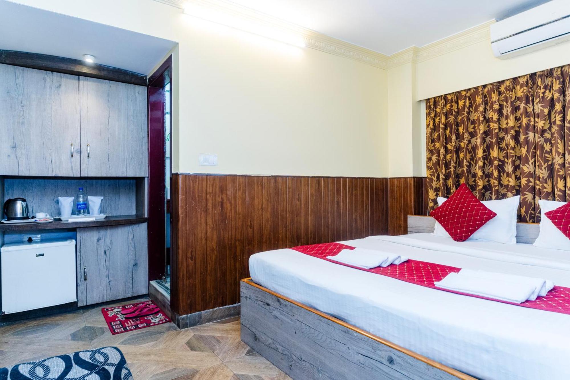 Apples Balaji Inn Силигури Экстерьер фото