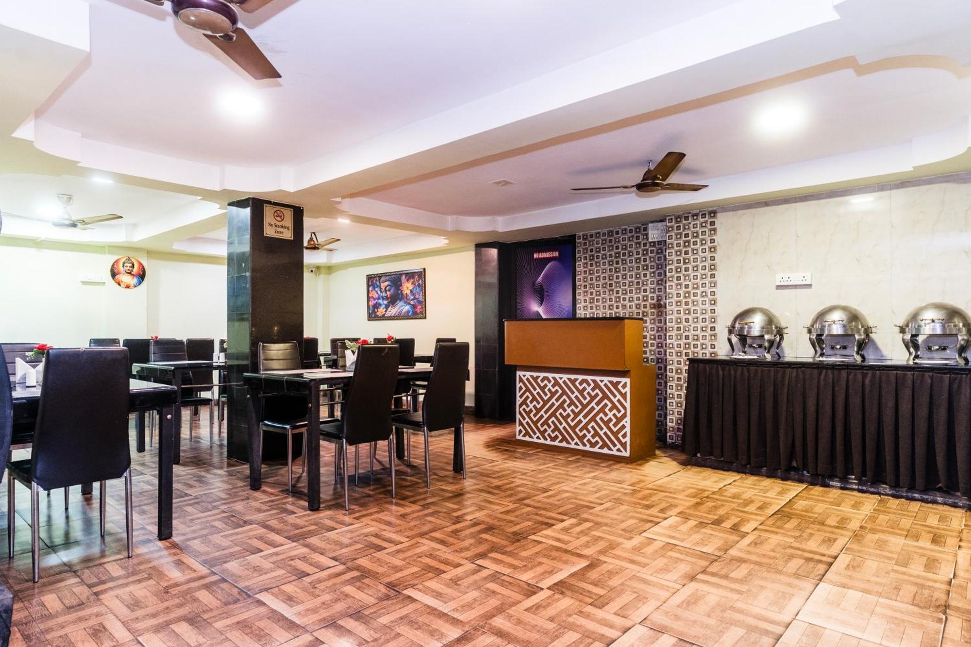 Apples Balaji Inn Силигури Экстерьер фото