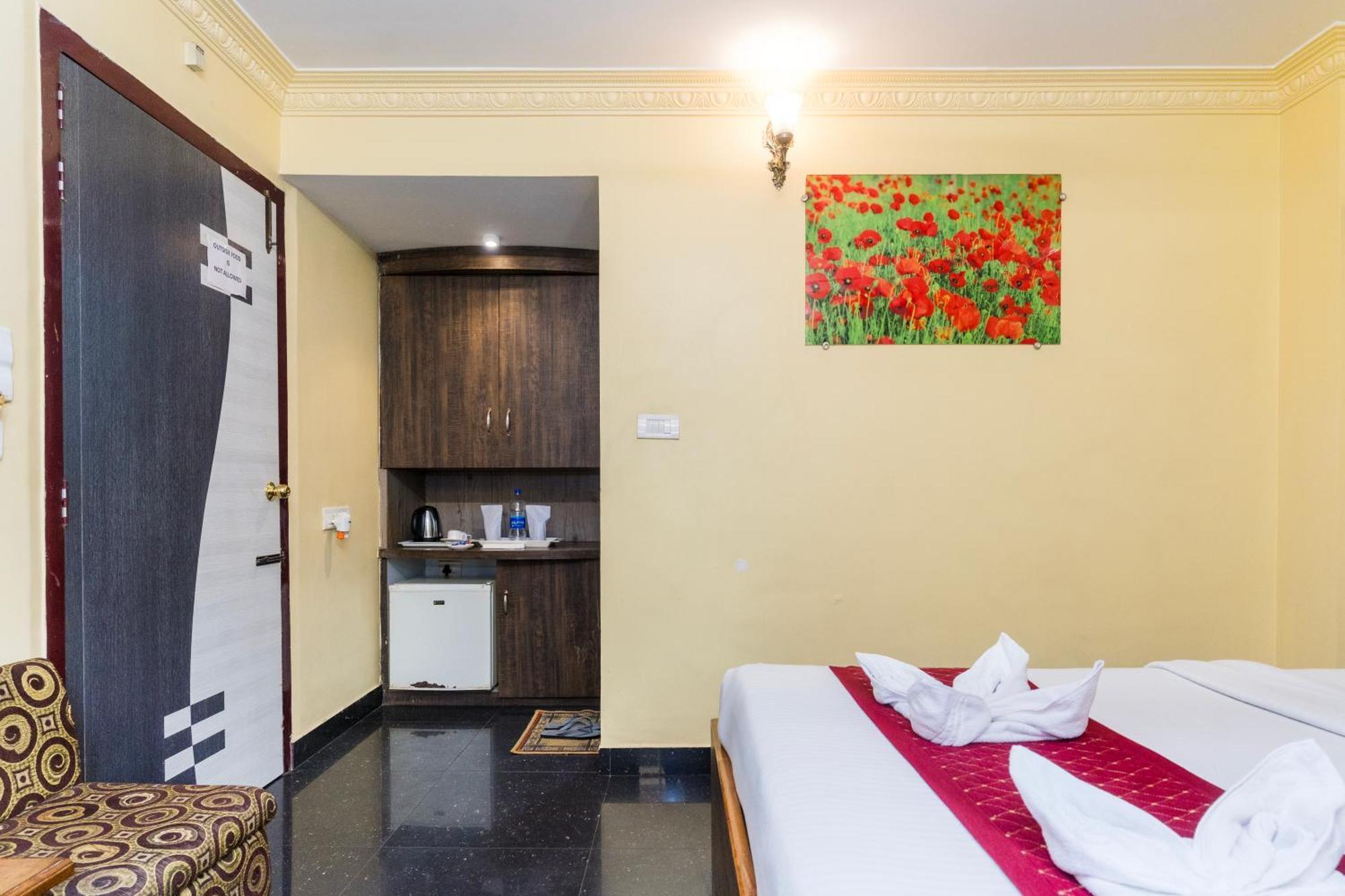 Apples Balaji Inn Силигури Экстерьер фото